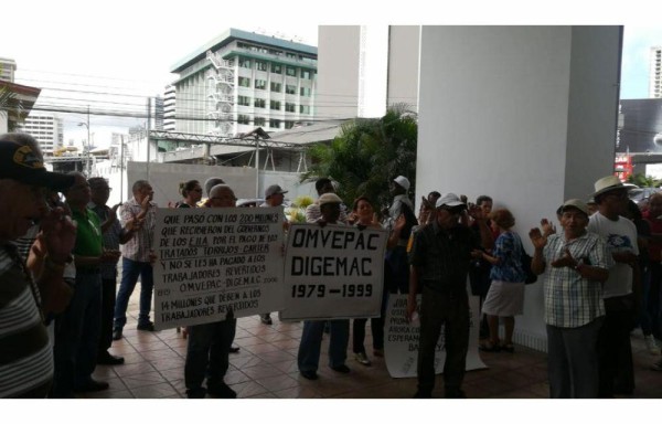 Trabajadores protestan para que se les pague el dinero.