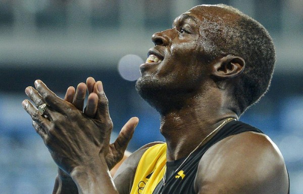 Usain Bolt fue filmado realizando un baile subido de tono y además fue fotografiado en la cama con una joven brasileña.