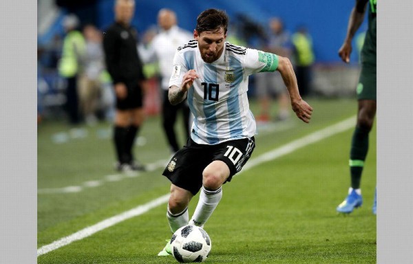 El delantero argentino Lionel Messi buscará hoy llevar a su selección a los cuartos de final.