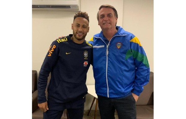 Jair Bolsonaro, presidente de Brasil, visitó a Neymar jr en el Hospital.