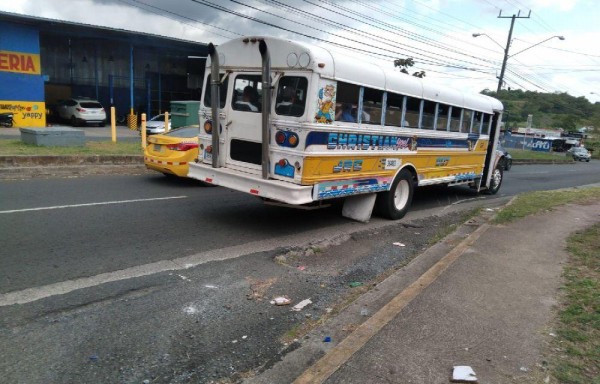 Varios transportistas ayer cerraron las vías en Panamá Este y Norte por el alza de l gasolina.