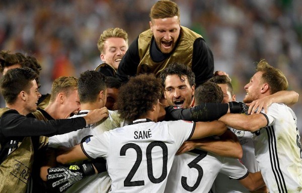Jugadores de Alemania celebran tras vencer a Italia en cuartos y avanzar a semifinal.