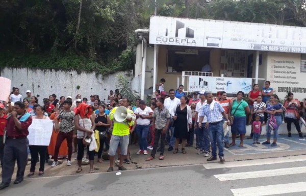 Decenas de personas se congregaron frente al Municipio de Arraiján donde estuvierion protestando.