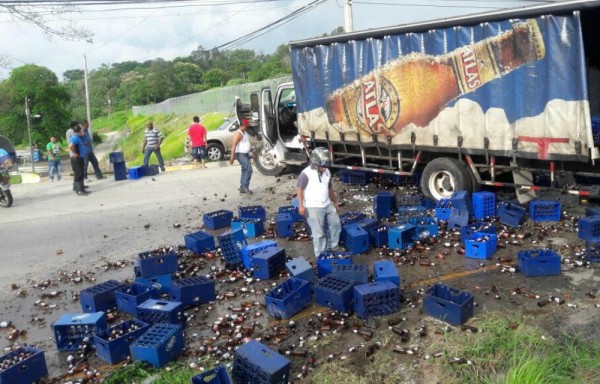 Un camión de la Cervecería Nacional dejó caer varias decenas de cajas llenas de cerveza en el sector de El Palmar.
