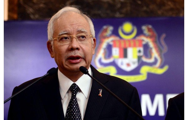 NAJIB RAZAK | PRIMER MINISTRO DE MALASIA | ‘Después de más de un año de la desaparición del avión, un equipo de expertos internacionales ha confirmado que el fragmento de avión encontrado en pertenece al MH370'.