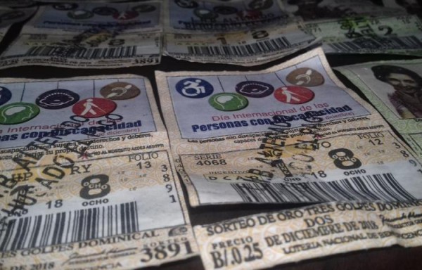 La mujer puso a circular billetes de loterías falsos logrando introducirlos en dos comercios y un billetero.