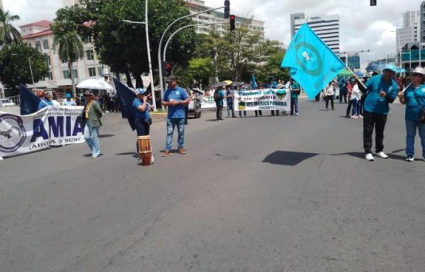 Los docentes siguen en las calles en protesta en contra de la minería.