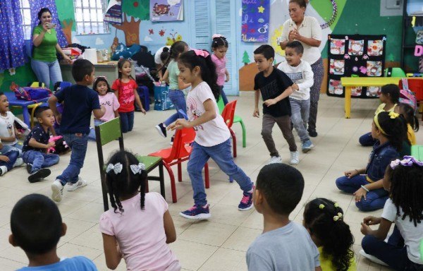 Los niños de cada salón con su maestro realizaron diversos juegos.