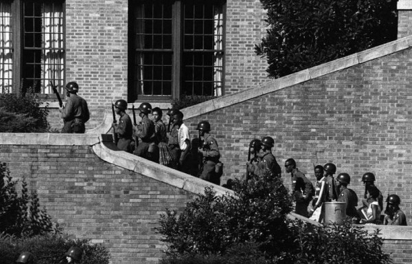 Alumnos negros entran a escuelas para blancos