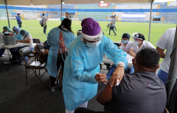 Un hombre recibe un dosis de la vacuna en el Estadio Nacional de Tegucigalpa.