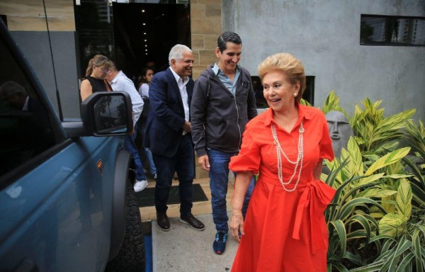 La expresidenta Mireya Moscoso tras reunión con Rómulo Roux y José Isabel Blandón.