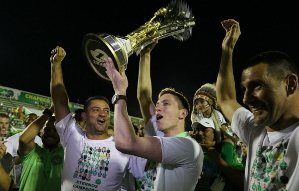 Jugadores del Chapecoense celebran el campeonato.