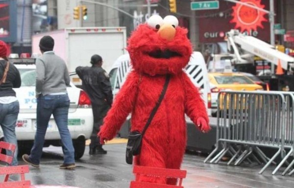 Arrestan a Elmo por manosear una pelaíta