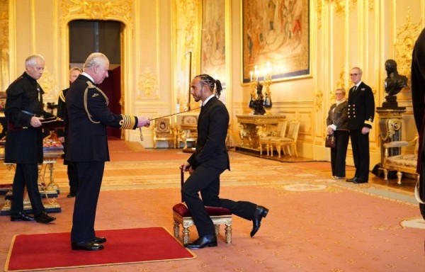 El piloto Lewis Hamilton recibe distinción del Príncipe Carlos.