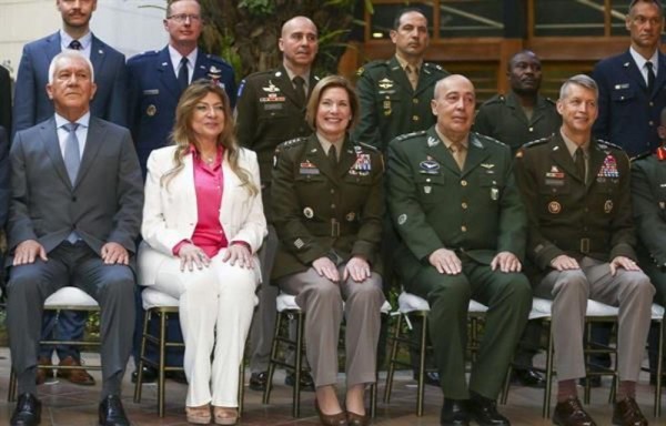 La jefa del Comando Sur de los EE.UU., Laura Richardson, participa en el encuentro en Ecuador.