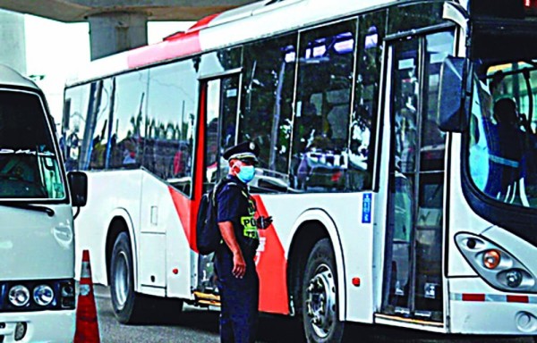 Surgen molestias entre usuarios de metrobús por demora del servicio