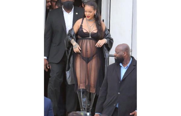 Rihanna, en pasarela de Dior, explota su sensualidad con su primer embarazo