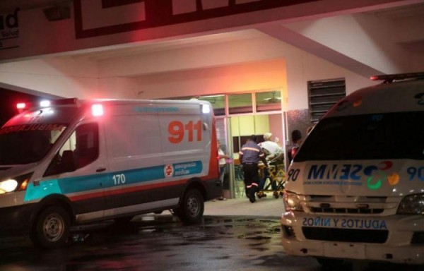 Una mujer herida llegó al Hospital San Miguel Arcángel.