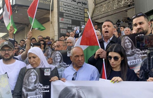 Cientos de palestinos se concentraron el miércoles en las oficinas de la cadena Al Yazira en Ramala para despedir a la periodista Shireen Abu Akleh, baleada en la cabeza.