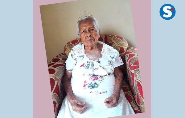 la señora Carmen Sánchez Gonzáles, a sus 99 años, celebra los 113 años de fundación de su amado Corregimiento de Nuevo Emperador.