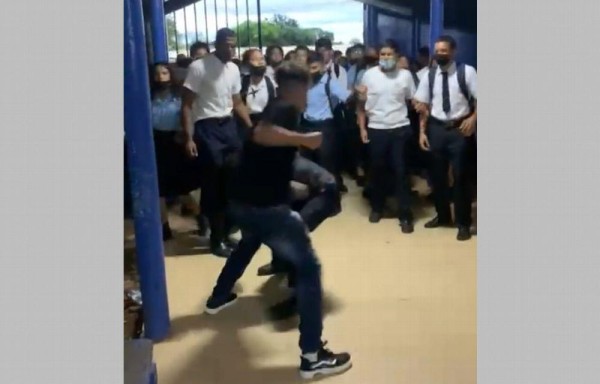 Estudiantes se agarran a puño limpio en una escuela de Aguadulce