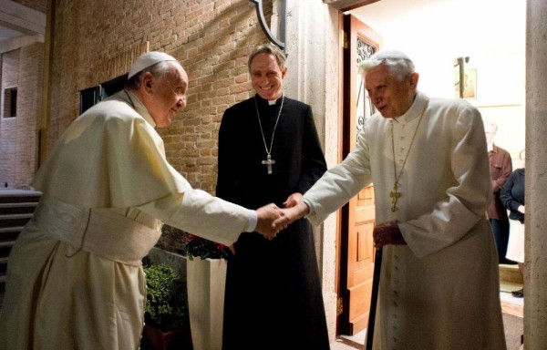 El papa Francisco junto a Benedicto.