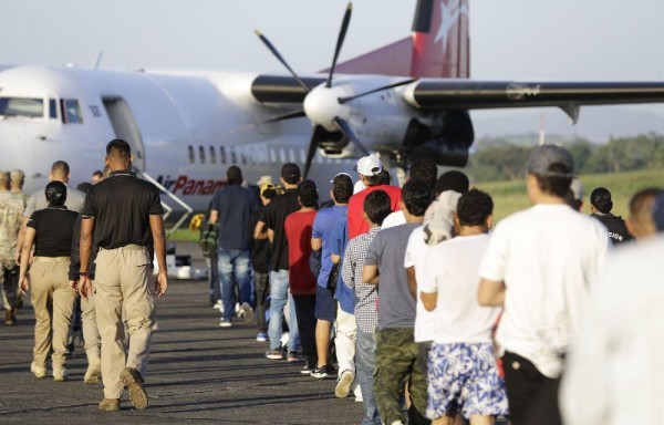 Migración deporta y expulsa a un grupo de 30 colombianos