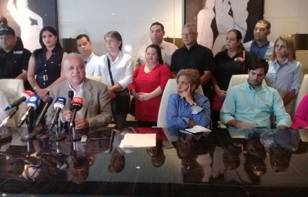 Camacho lideró la conferencia de prensa.