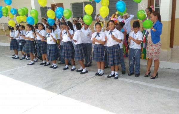 La bella maestra de 4to. grado y sus alumnos lanzaron globos multicolores para celebrar la inauguración.