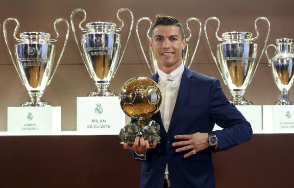 Cristiano Ronaldo posa emocionado con su cuarto trofeo, en lo que ha sido su mejor año.