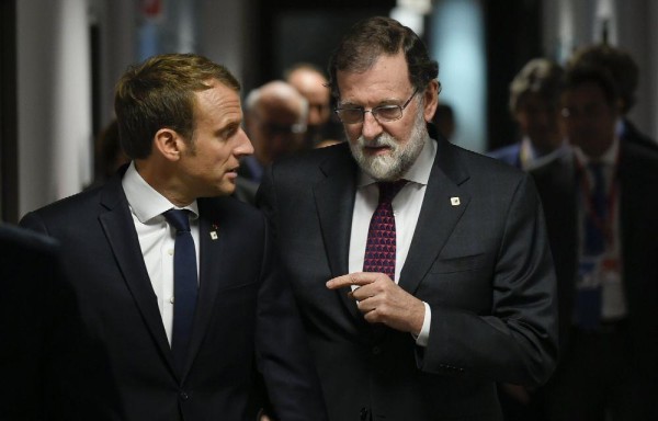 El presidente español, Mariano Rajoy junto a su homólogo francés Emmanuel Macron