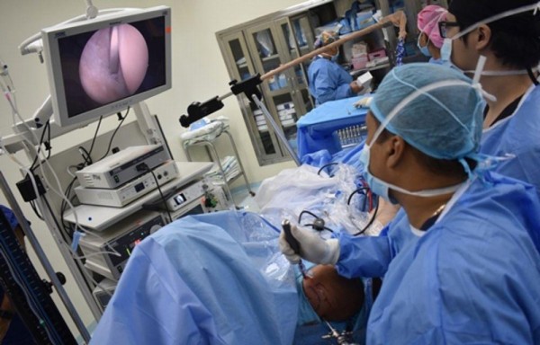 Las operaciones se realizan con un dispositivo ‘artroscópico'.