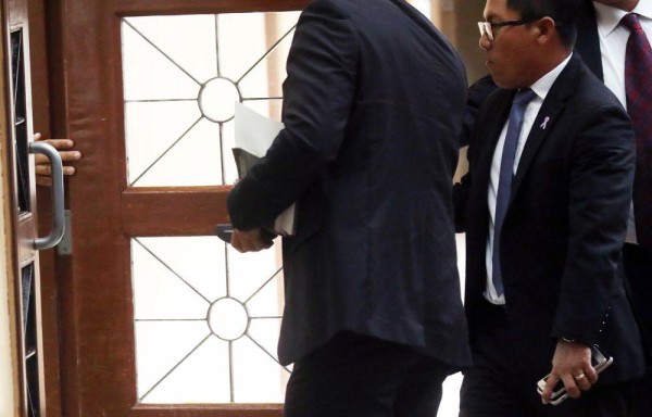 El diputado Arquesio Arias Félix fue protegido por su abogado defensor, Ángel Torres, para evitar ser fotografiado.