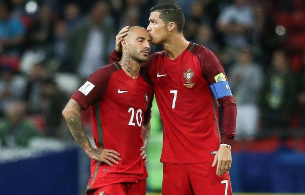 Ronaldo consuela a Ricardo Quaresma tras al fallar un penalti.