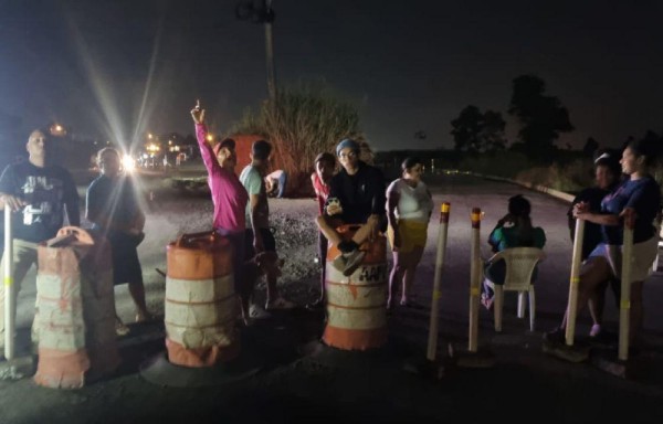 Moradores de Vacamonte bloquean la calle