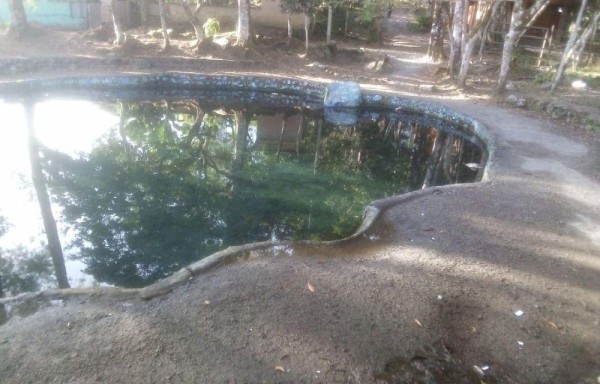 La piscina fue hecha hace muchos años para el uso de la comunidad.