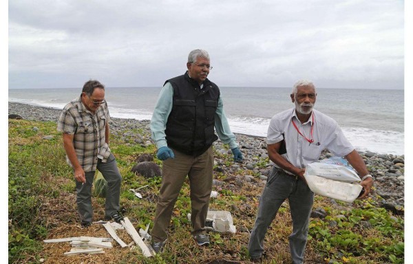 Expertos de Malasia buscan los restos del vuelo MH370 en las playas cercanas.