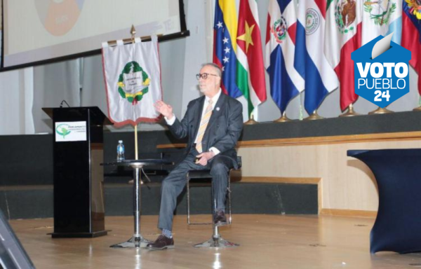 El magistrado Eduardo Valdés Escoffery dio una conferencia en la Jornada para docentes de comunicación.