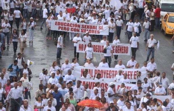 Una marcha multitudinaria de cristianos abarrotó la avenida Central, en Calidonia, el pasado jueves 14 de abril del año pasado.