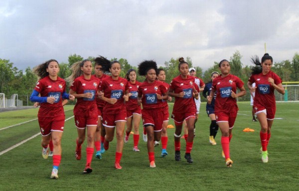 ‘La Roja Femenina' arrancó los entrenamientos en el Colegio Panamá.