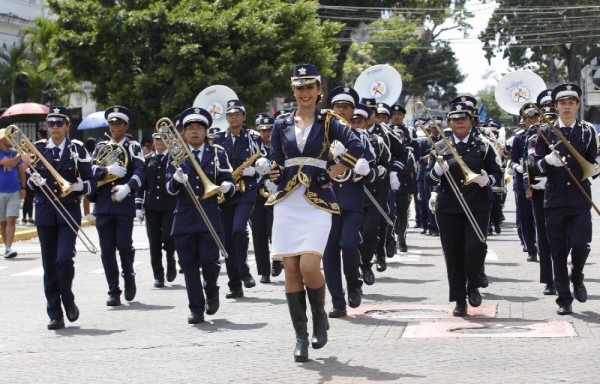Unas diez bandas de música participaron del vistoso desfile en la avenida Perú.