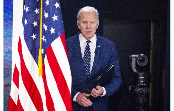 El presidente estadounidense, Joe Biden, se prepara para hablar en el Eisenhower Executive Office Building en Washington (EE.UU.), este 18 de marzo de 2022.