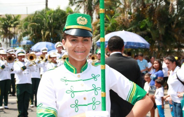 El tradicional desfile estudiantil se desarrolla en cada provincia por las bandas de música de los colegios.
