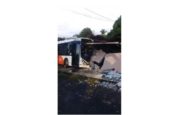 Conductor de Metro bus choca contra una casa en Panamá Viejo
