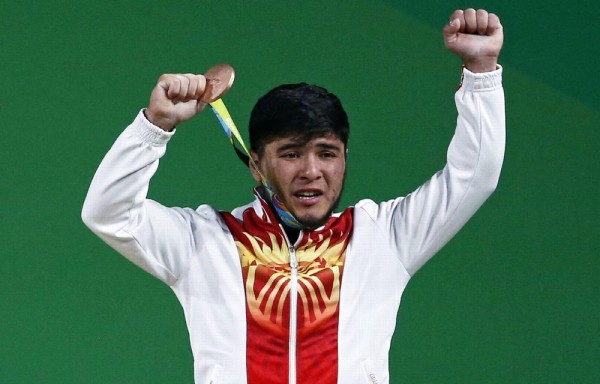El deportista Izzat Artykov, ganador del bronce en halterofilia, dio positivo en dopaje, por lo que se le retiró la medalla.