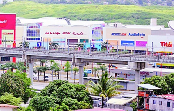 El distrito tiene centros comerciales y pequeñas plazas.