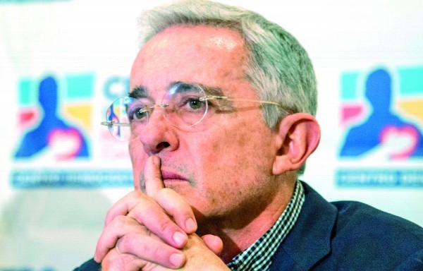 Senado recibe carta de renuncia de Uribe