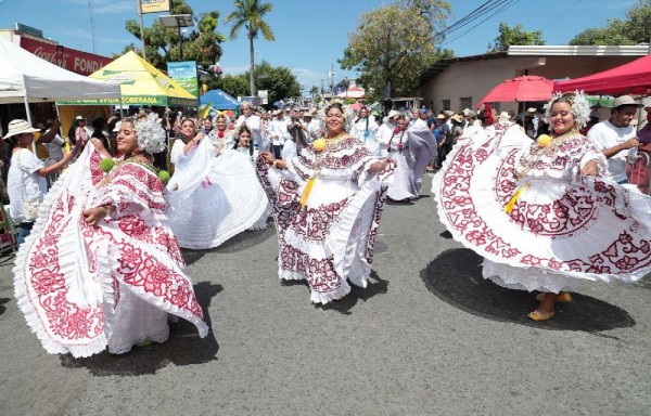 Hermosas mujeres engalanaron las calles de Las Tablas durante el Desfile de las Mil Polleras este sábado 14 de enero de 2023.