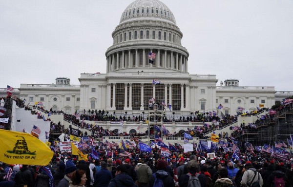 Seguidores de Donald Trump irrumpen en los terrenos del Capitolio durante una protesta.