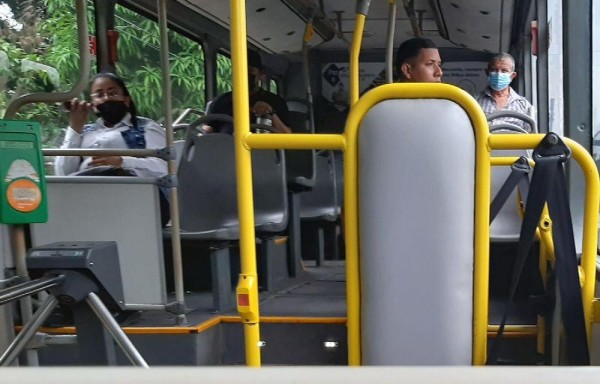 En el Metro, Metrobús y sobre todo las rutas de buses del interior conductores y usuarios violan la norma.